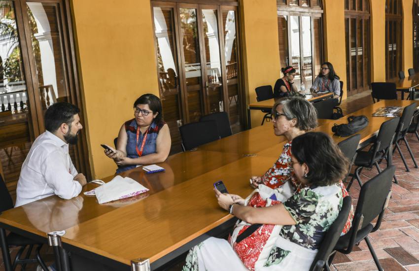 Marcela Vargas realizando trabajo de reportería durante la Beca Gabo 2018. Foto: Joaquín Sarmiento.