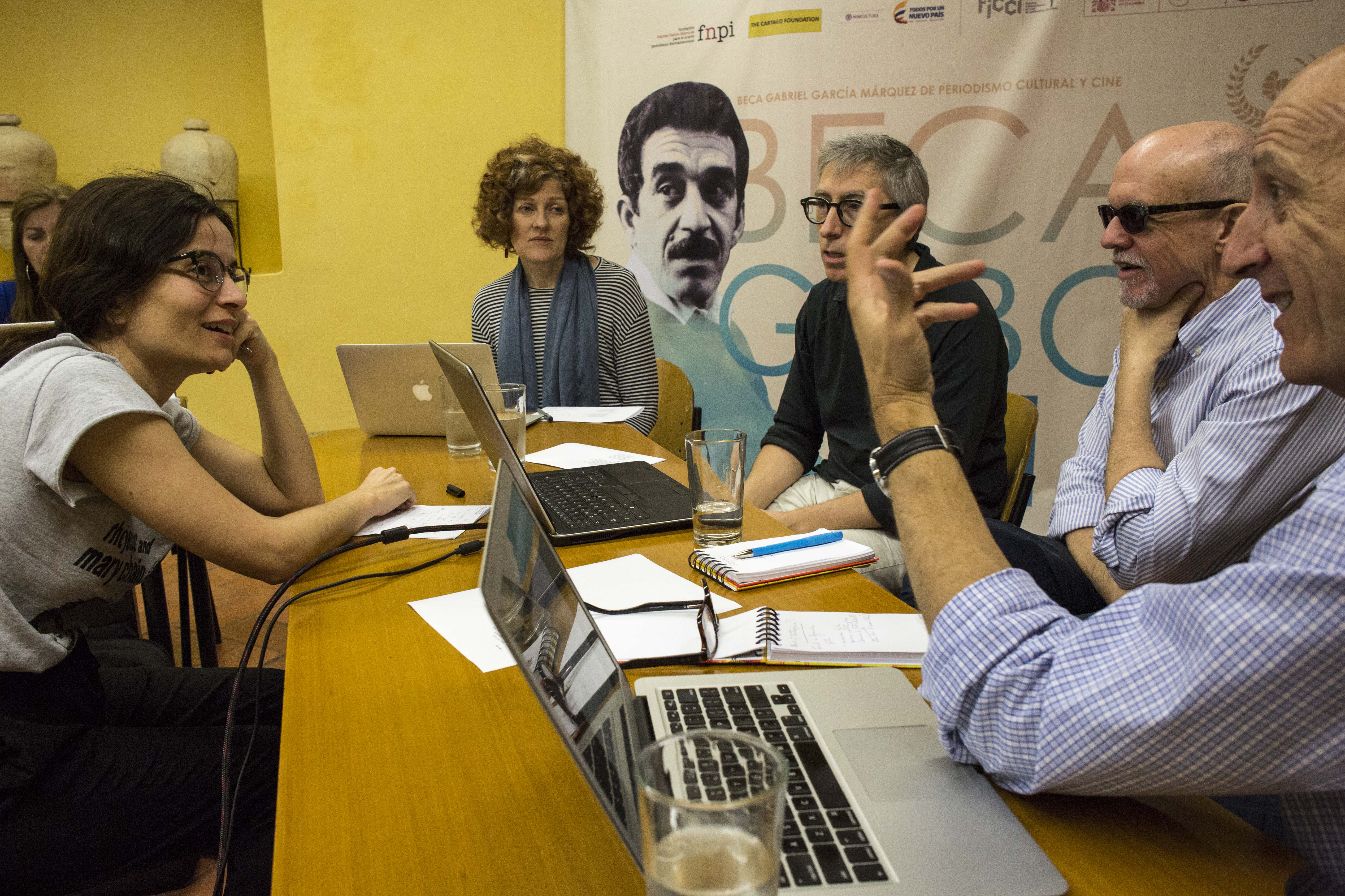 Maestros de la Beca Gabo 2018 durante revisión de trabajo con la becaria Cláudia Marques. Foto: David Estrada.