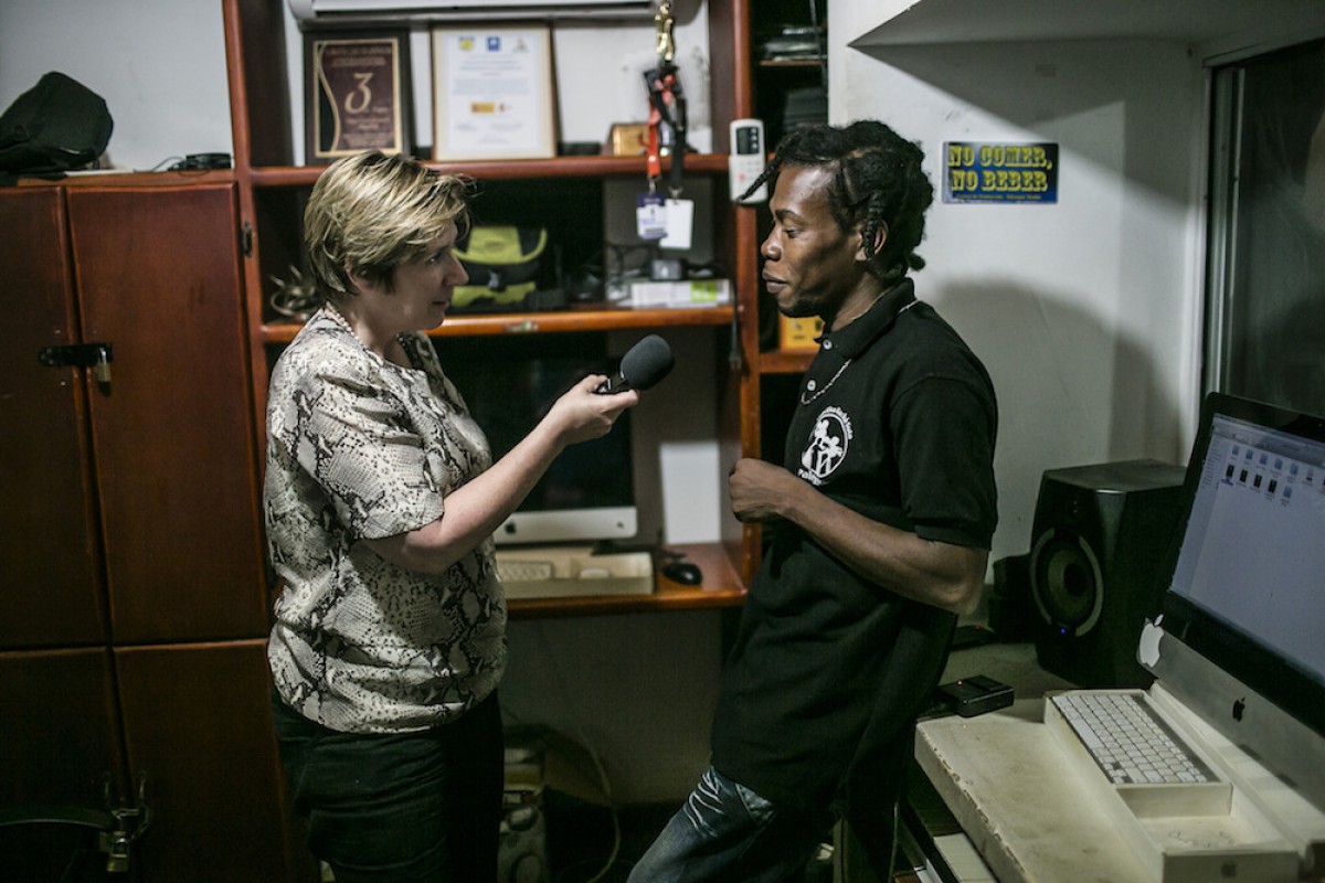 Georgina Godwin, becaria, durante una entrevista para el trabajo de campo que debían realizar durante la actividad.