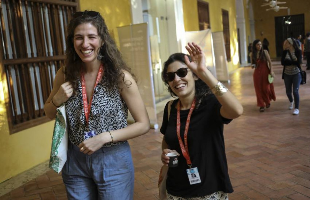 La becaria Leah Varjacques junto a la directora de cine colombiana Daniela Abad Lombana. Foto: Joaquín Sarmiento.