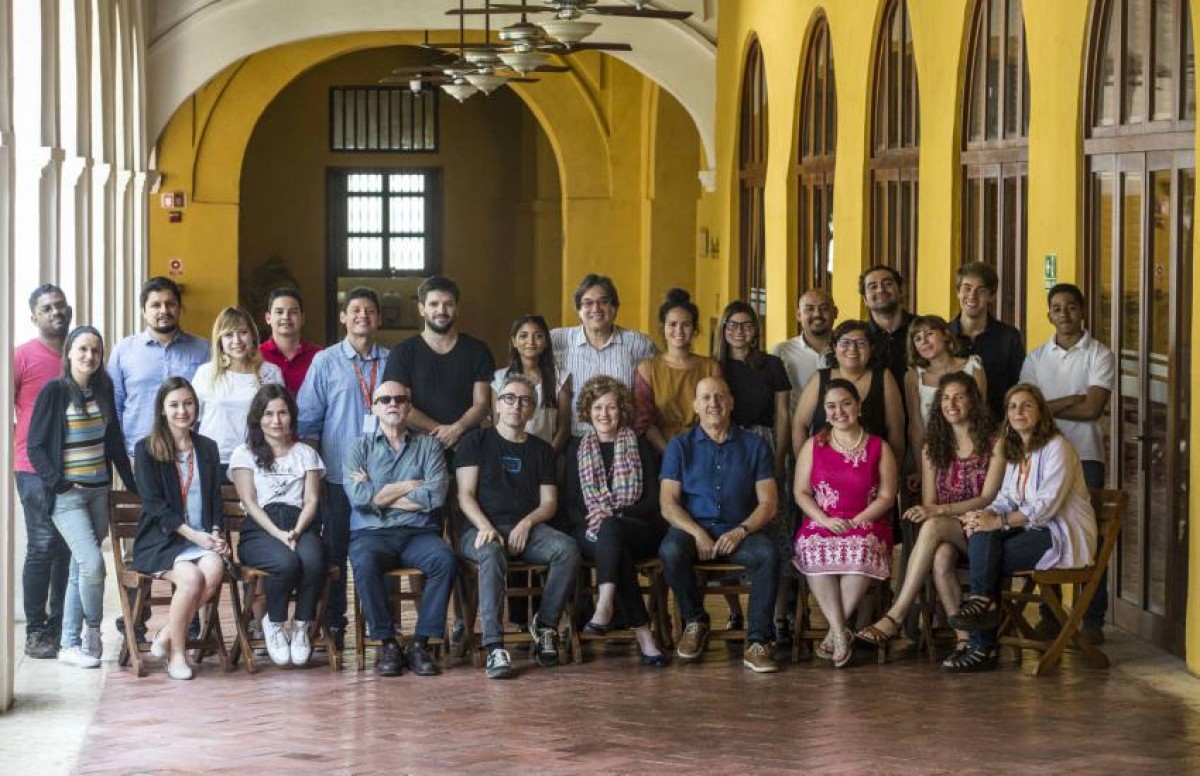 Participantes y maestros de la Beca Gabo 2018 junto al equipo de la FNPI. Foto: David Estrada.