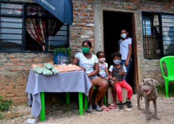 Una familia usando tapabocas para protegerse del Covid-19. Foto: Universidad de los Andes