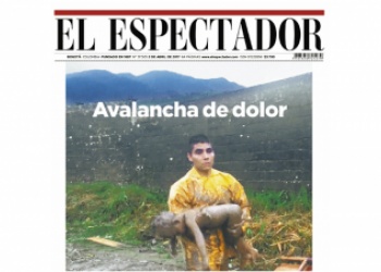 Esta fotografía tomada por los bomberos en medio de la tragedia de Mocoa, Putumayo, fue portada en El Espectador del domingo 2 de abril.