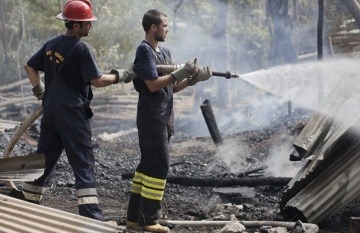 La web descubrió la historia de bomberos voluntarios que acuden muy rápido al llamado de la comunidad a través de WhatsApp. Photo: Adam Dietrich.