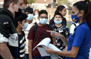 La escuela secundaria Tehipite en Fresno, California, dio la bienvenida a sus estudiantes, todos con mascarilla, para comenzar el año escolar. John Walker/Fresno Bee