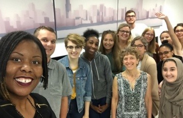 haron Bloyd-Peshkin, profesora de periodismo de Columbia College Chicago, con estudiantes en su clase de Informes interpretativos, que incorporó el periodismo de soluciones. Foto: Jhmira Alexander