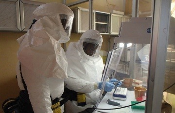 Investigadores del Ejército de los Estados Unidos llevan a cabo ensayos para desarrollar una vacuna contra el virus del ébola en 2014 | Fotografía: Dr. Randal J. Schoepp en Wikimedia Commons. 