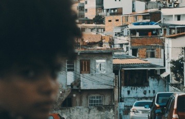 Las dinámicas de pobreza en las favelas de Río de Janeiro, por ejemplo, son una narrativa constante en las historias de desigualdad en América Latina.