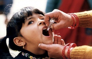 Niña recibe la vacuna contra la polio | Fotografía: CDC Global en Flickr. Usada bajo licencia Creative Commons