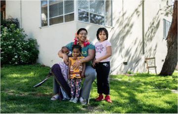 Fotografía de una historia en The Oaklandside sobre el programa BElovedBIRTH Black Centering, sobre el que escribió la alumna de Lichter Joseph. Crédito: Amir Aziz