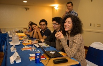 Leila Guerriero conduce el taller Periodismo narrativo: reporteo, mirada y estilo. Foto: Cortesía Centroamérica Cuenta.