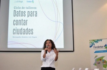 Ginna Morelo, editora de la Unidad de Datos de El Tiempo, es una de las maestras del taller. Foto: Carlos Torres Herazo/ FNPI.