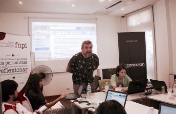 Cristian Alarcón, director de la Revista Anfibia, condujo el taller de crónica Contar la ciudad. / Foto: José Yue.
