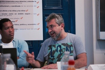 Cristian Alarcón, director de la Revista Anfibia, condujo el taller de crónica Contar la ciudad. / Foto: José Yue.