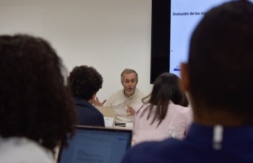 Gumersindo Lafuente dirigió en Barranquilla el taller 'Periodistas cercanos con herramientas poderosas'. Foto: Carlos Torres Herazo / FNPI.