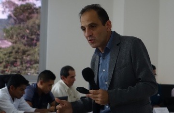 Marcelo Franco en el taller ‘La industria petrolera como asunto periodístico’. Mocoa, Putumayo. 29 de septiembre de 2018.  Foto: Laura Gracia / CdR.