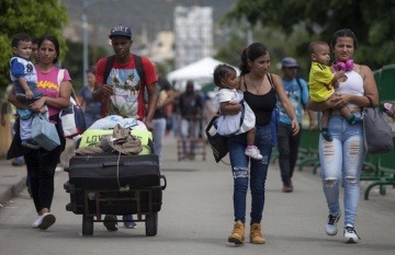 Venezolanos cruzan el Puente Internacional Simón Bolívar hacia la ciudad de Cúcuta, Colombia. Foto: Fabio Cuttica / ACNUR.