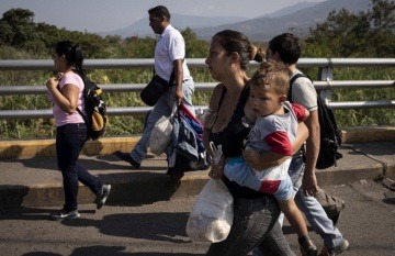 Migrantes venezolanos cruzando el puente Simón Bolívar hacia Cúcuta, Colombia. Foto: Siegfried Modola / ACNUR.