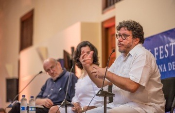Santiago Gamboa (derecha) con Sabrina Duque y Daniel Samper Pizano en el Hay Festival Cartagena 2019. Foto: Archivo Fundación Gabo.
