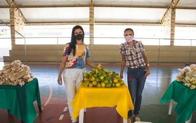 La seguridad alimentaria en Brasil fue el tema abordado por data_labe. En la foto, parte del reportaje, dos funcionarias del gobierno posan en el lugar donde entregan los alimentos. Foto: data_labe
