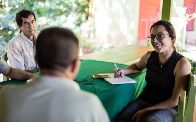 La periodista de La Voz de Guanacaste, Noelia Esquivel, conversa con los encargados de liderar el proceso de reforestación de un pueblo costarricense. Foto: César Arroyo Castro.
