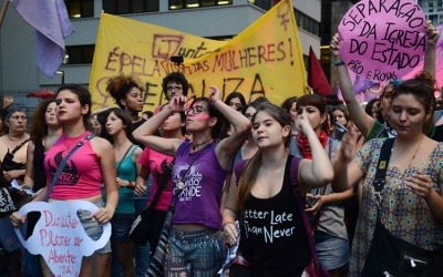 Marcha a favor del aborto legal en San Pablo, Brasil en 2016. Fotografía: Rovena Rosa/Agência Brasil en Wikimedia Commons. 