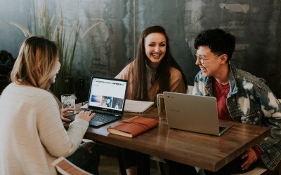 Algunas universidades de Estados Unidos cuentan su experiencia aprendiendo periodismo de soluciones en el aula de clases.