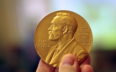 Medalla entregada al ganador del Premio Nobel de Química | Adam Baker en Flickr | Usada bajo licencia Creative Commons