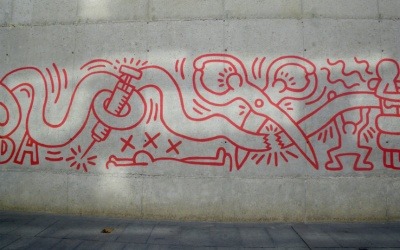Mural de Keith Haring sobre el sida en Barcelona, España. Fotografía de PunkToad en Wikimedia Commons | 2015