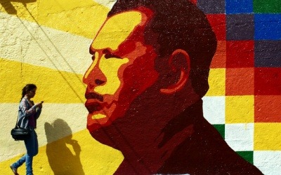 Mural conmemorativo a Hugo Chávez en Mérida, Venezuela | Fotografía: David Hernández en Pixabay. Usada bajo licencia Creative Commons.