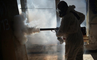 Trabajador del Ministerio de Salud de Brasil realiza labores de fumigación contra el virus del zika | Agencia Brasilia en Flickr | Usada bajo licencia Creative Commons