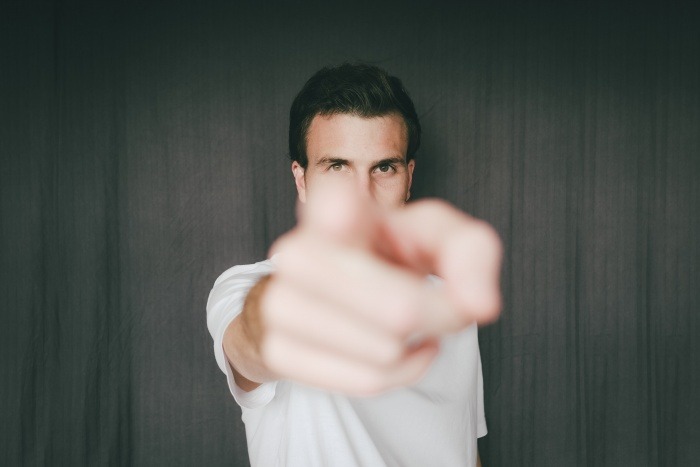 Una persona apunta con su dedo índice, señalando. Foto: Unsplash