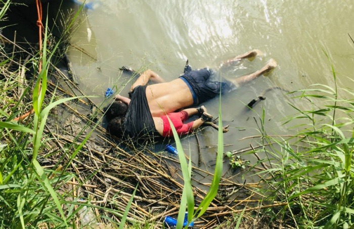 Esta foto de Julia Le Duc, de la Associated Press (AP), que muestra los cuerpos de Óscar Alberto Martínez Ramírez y su hija de 23 meses, Valeria, ahogados en el río Bravo ha suscitado la polémica.