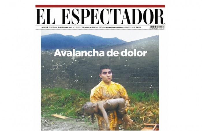 Esta fotografía tomada por los bomberos en medio de la tragedia de Mocoa, Putumayo, fue portada en El Espectador del domingo 2 de abril.