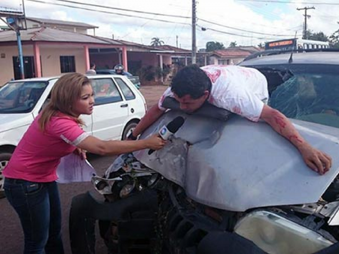 La periodista Lanna Coelho entrevistando a un actor durante el rodaje de un comercial sobre seguridad víal