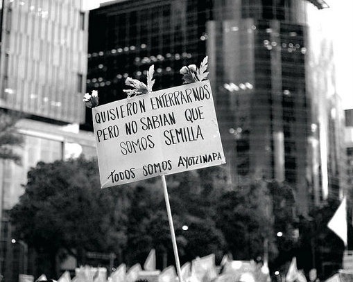 Fotografía “Marcha por Ayotzinapa” / Por: Jazbeck en Flickr / Usada bajo licencia Creative Commons