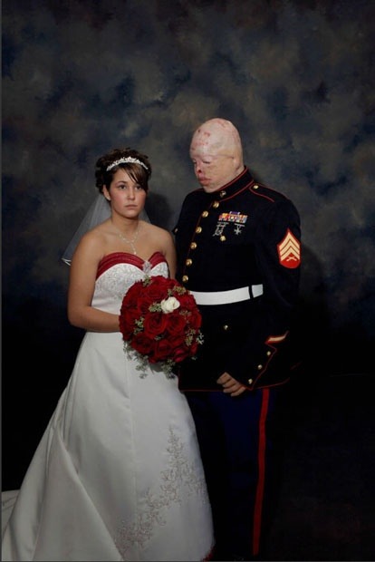Fotografía de la serie “Marine Wedding”. Nina Berman. Derecho reservado © Nina Berman