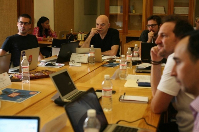 Los participantes del Taller de Libros Periodísticos junto a su maestro. Foto: Jorge Luis Plata.