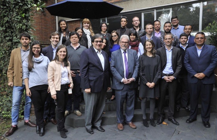 Michel Reid y Jaime Abello Banfi junto a los participantes y coordinadores del taller. Foto: Guillermo Legaria.