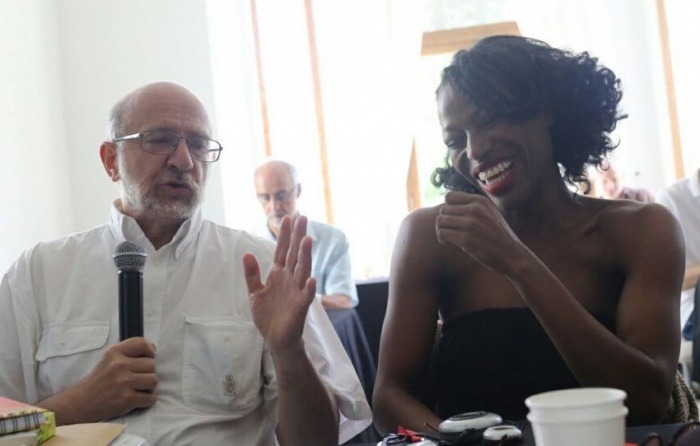 Daniel Samper Pizano y Taiye Selasi conducirán la charla Periodismo en Macondo. Foto: Joaquín Sarmiento. 