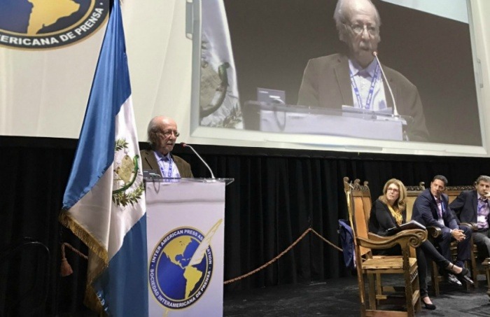 Javier Darío Restrepo ante la SIP | Fotografía: Ricardo Trotti en Twitter.