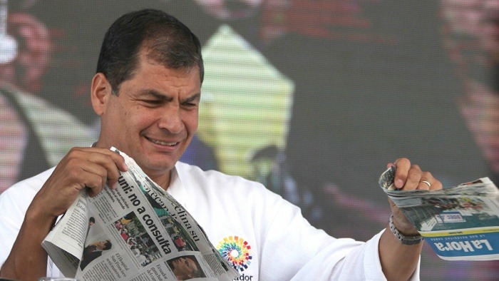 Correa rompiendo un ejemplar del diario La Hora / Fotografía: Ecuador Review