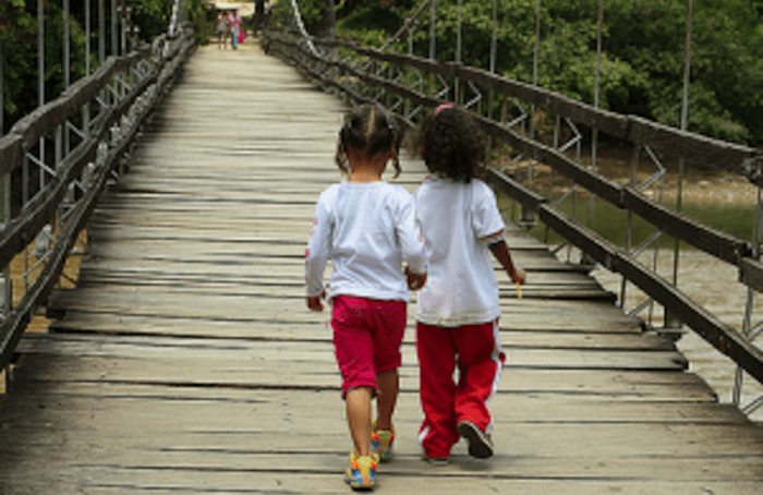 Niñas cruzan el puente que lleva a Tarazá / princesadelosmaresocultos / Flickr