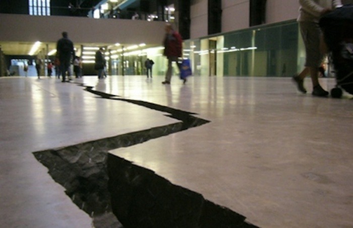 Shibboleth / Doris Salcedo / Salonkritik.net