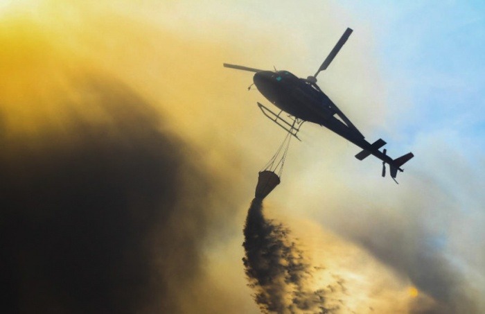 Helicóptero arroja agua para sofocar las llamas en un incendio previo en Valparaíso en 2014 | Fotografía: Javo Alfaro en Flickr | Usada bajo licencia Creative Commons