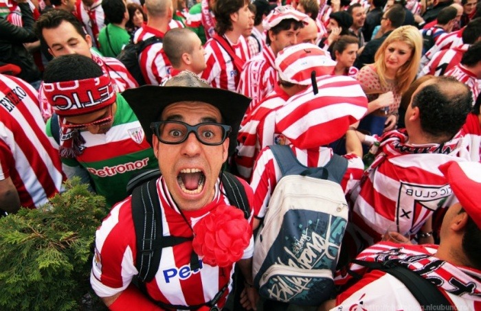 Hinchas del Atlético de Bilbao en Bucarest para la final de la Europa League en 2012 | Fotografía: Nicu Bukulei en Flickr | Usada bajo licencia Creative Commons