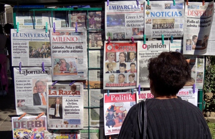 Mujer mira periódicos mexicanos en Oaxaca | Fotografía: Adam Jones en Flickr | Usada bajo licencia Creative Commons
