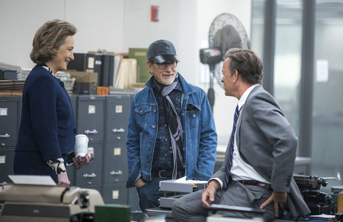Meryl Streep, Steven Spielberg y Tom Hanks conversan durante el rodaje | Fotografía: Niko Tavernise para 20th Century Fox