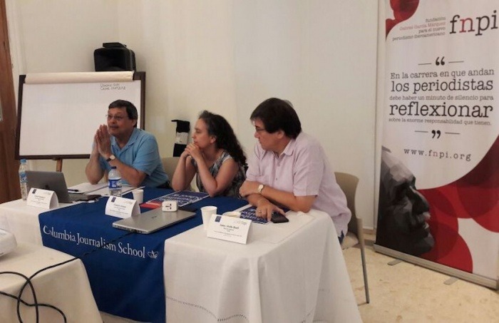 Ernest Sotomayor, director de Iniciativas para América Latina de la Escuela de Periodismo de la Universidad de Columbia; Francisca Skoknic, directora de la Escuela de Periodismo de la Universidad Diego Portales en Santiago, y Jaime Abello Banfi, director de la FNPI, durante la apertura del curso que se realiza en Cartagena.