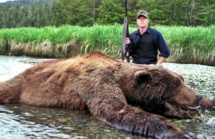 ¿Es este James Hetfield, el vocalista de Metallica, posando con un oso que acaba de cazar?... ¡Responde nuestro quiz semanal de noticias! 